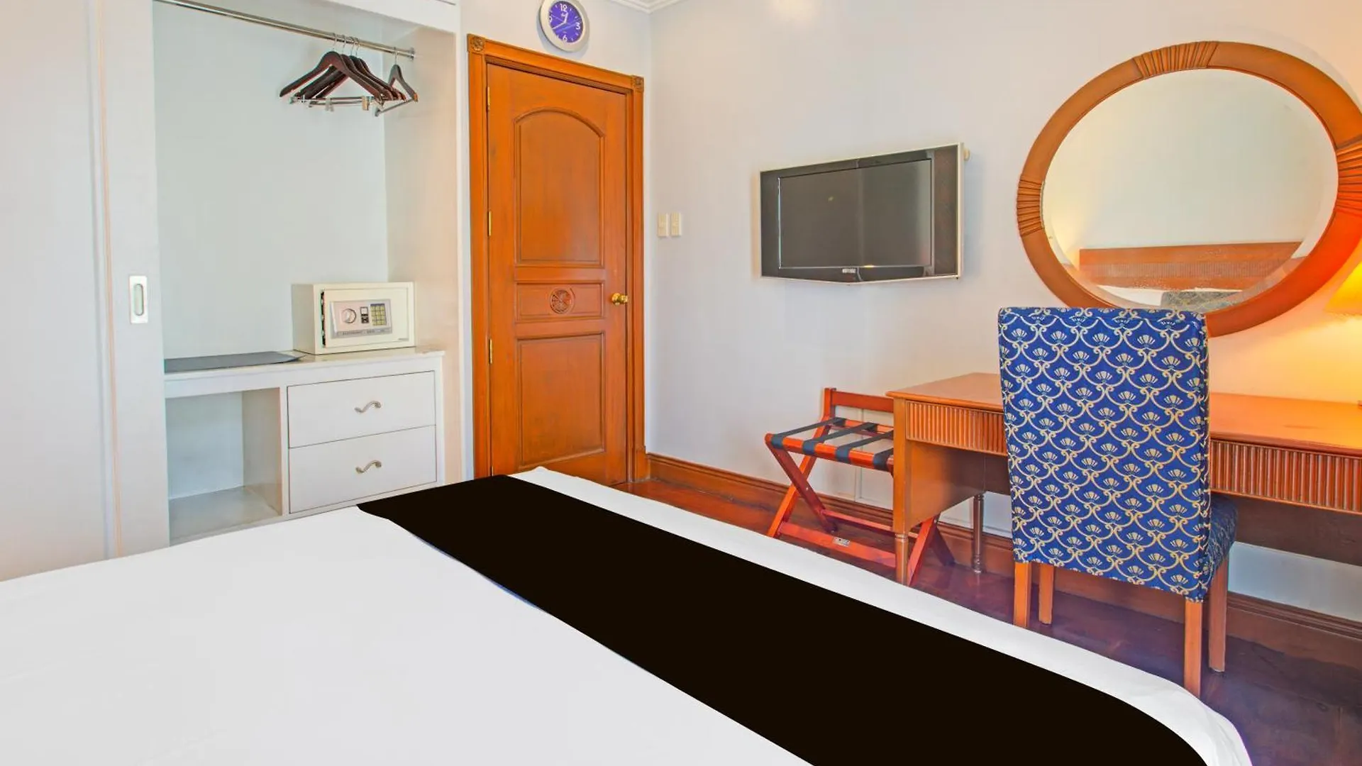 Collection O Vip Suites, Near Pnr Pasay Evangelista, Makati Manila Makati City